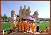 Swamishri proceeds towards the assembly after concluding the pratishtha rituals