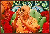 Senior sadhus garland Swamishri