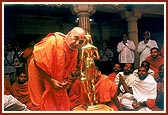 Swamishri observes the beautiful murti of Shri Nilkanth Varni