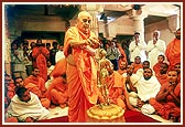 Swamishri performs abhishek of Shri Nilkanth Varni 
