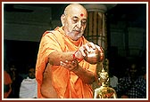 Swamishri performs abhishek of Shri Nilkanth Varni 
