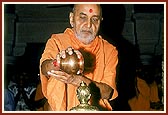 ... abhishek of Shri Nilkanth Varni