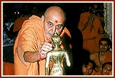 Swamishri observes the beautiful murti of Shri Nilkanth Varni