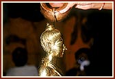 Swamishri performs abhishek of Shri Nilkanth Varni 