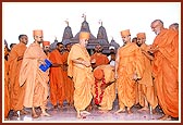 ... blesses the Kothari of the mandir - Abhayaswarup Swami 