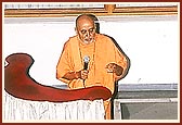 Swamishri addresses the devotees from neighboring villages
