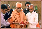 Swamishri and dignitaries with the nidhi kumbh