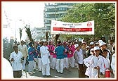 Youths and devotees chant the Swaminarayan dhun