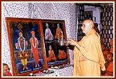 Swamishri performs the murti pratishtha arti of deities for the mandir in Sachin