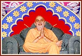 Swamishri blesses the assembly