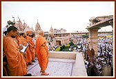 Swamishri acknowledges the Mahamantra procession in the mandir precincts