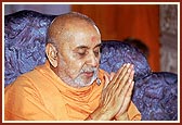 Swamishri commences his blessings