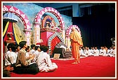 Swamishri blesses and performs arti during the Kishore Day assembly 