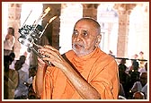 Swamishri performs the patotsav arti