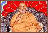 Swamishri blesses the Kishore Day assembly