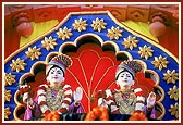 Thakorji on a decorative stage during the giant Mahamantra assembly 