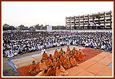30,000 dignitaries, businessmen and devotees during the unique Mahamantra assembly