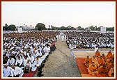 30,000 dignitaries, businessmen and devotees during the unique Mahamantra assembly