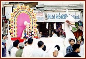 A Swan float with the murti of Bhagwan Swaminarayan