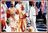 While chanting the Swaminarayan mahamantra Pujya Mahant Swami and sadhus prefer to walk during the entire Swaminarayan Mahamantra procession 