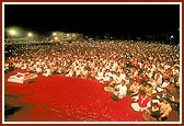 Devotees in the assembly perform samuh arti