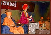 Swamishri performs arti&nbsp;