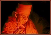 Swamishri performs arti&nbsp;