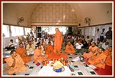 Swamishri performs the arti during the patotsav ceremony