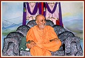 Swamishri in a light mood during the welcome assembly
