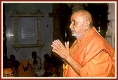 Swamishri prays before the murtis on his arrival at Sankari