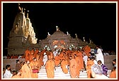 Swamishri descends the mandir steps after darshan