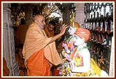 Swamishri performs pujan of the murtis to be installed in the mandirs of Kusumbe, Songir, Mohadi, Galwade and Japi - all in the Khandesh district of Maharashtra