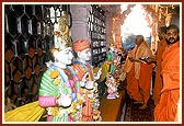Swamishri performs pujan of the murtis to be installed in the mandirs of Kusumbe, Songir, Mohadi, Galwade and Japi - all in the Khandesh district of Maharashtra