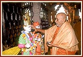 Swamishri performs pujan of the murtis to be installed in the mandirs of Kusumbe, Songir, Mohadi, Galwade and Japi - all in the Khandesh district of Maharashtra