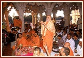 Swamishri performs arti