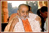 A garland of 81,000 grains of puffed rice, each with the Swaminarayan Mahamantra written on it, is offered to Swamishri by the devotees of Khandesh