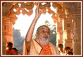 Swamishri recalls the difficulties encountered by Shastriji Maharaj and his determination while establishing Satsang in Khandesh