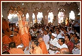 Swamishri performs arti