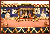 A view of the stage with Swamishri at center during his puja
