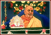 After Swamishri's morning puja, a special 'Guru Vandana' ceremony was held in which everyone participated&nbsp;&nbsp;