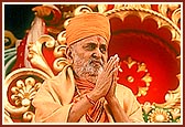 Swamishri arrives on stage