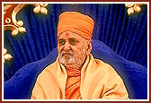 Swamishri telling the rosary during the assembly