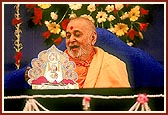 After Swamishri's morning puja, a special 'Guru Vandana' ceremony was held in which everyone participated&nbsp;&nbsp;