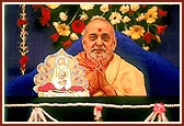 Swamishri bows to all after completing his morning puja