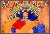 Senior sadhus honor Swamishri with garlands