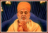 Swamishri chants the Swaminarayan Mahamantra, praying for world peace