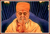 Swamishri chants the Swaminarayan Mahamantra, praying for world peace