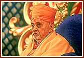 Swamishri telling the rosary during the assembly