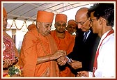 Swamishri ties a nadachhadi