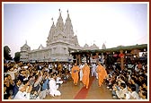 Swamishri enroute to the evening assembly
